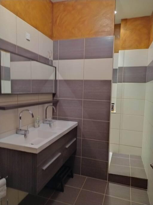 סיג'אן Appartement Spacieux Avec Grand Patio, 1Er Etage מראה חיצוני תמונה